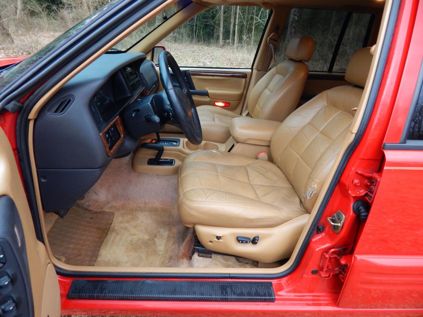 1996 RED /Tan Leather Jeep Grand Cherokee Limited 4WD (1J4GZ78Y6TC) with an 5.2L V8 OHV 16V engine, 4-Speed Automatic Overdrive transmission, located at 6528 Lower York Road, New Hope, PA, 18938, (215) 862-9555, 40.358707, -74.977882 - Here we have a 1996 Jeep Grand Cherokee with a 5.2L V8 putting power to a 4x4 automatic transmission. Options include: tan leather with wood trim, heat/AC, AM/FM/CD/TAPE radio, tilt steering wheel, cruise control, heated front seat, moon roof, power windows/locks/mirrors, roof rack, fog lights, tow - Photo#9